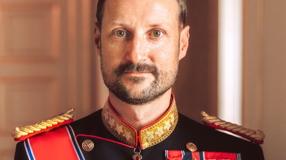 Illustrasjon av Haakon VIII går inn i rollen med stor troverdighet