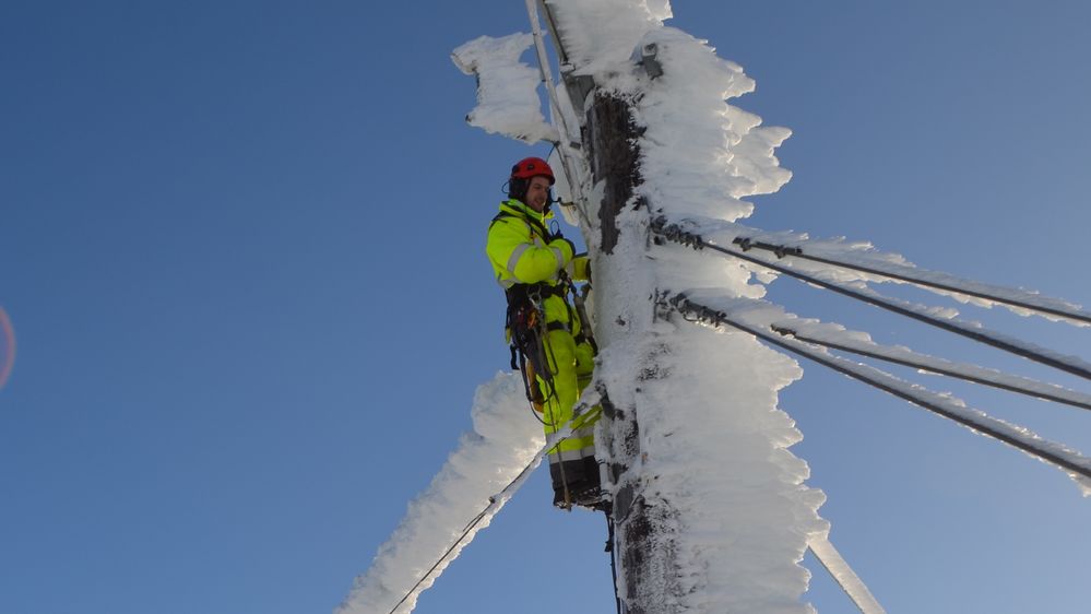 Illustrasjon av Her er det målt 68 kilo is på én meter strømledning