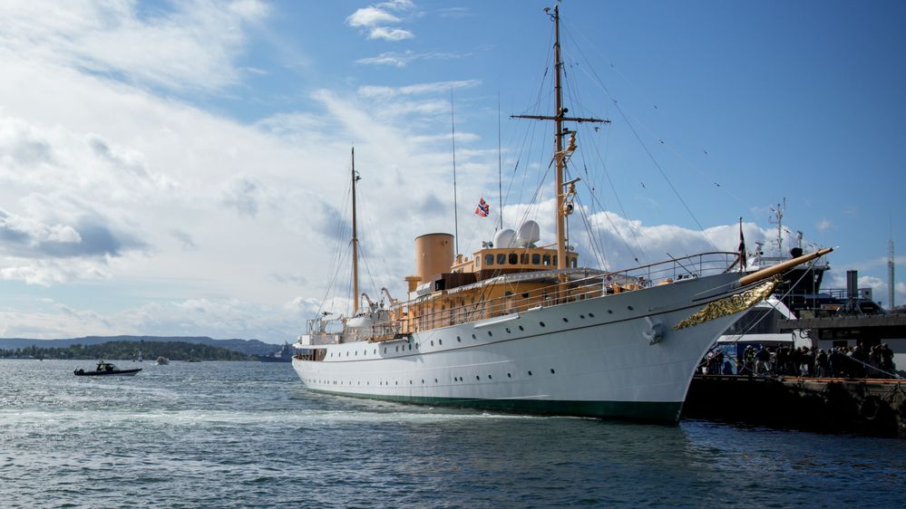 Illustrasjon av Det danske kongeskipet har lagt til kai ved rådhuset i Oslo