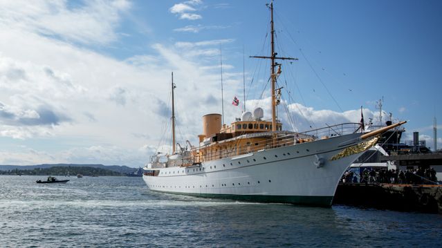 Det danske kongeskipet har lagt til kai ved rådhuset i Oslo