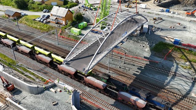 60 tonns aluminumsbru har kommet på plass