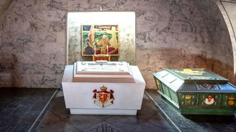 Illustrasjon av Kongeparets sarkofag er klar til kong Haralds gravferd