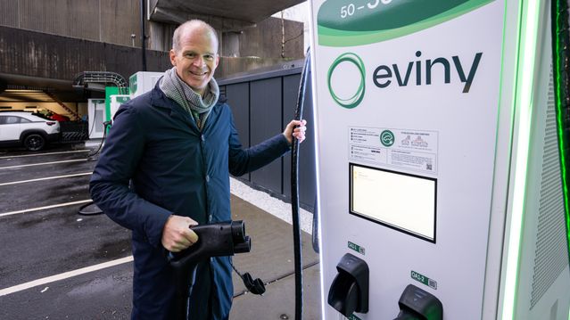 Hurtigladerne mangler fortsatt kortterminal: Han tror kundene helst vil bruke app