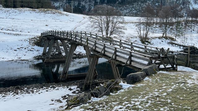 200 år gammel trebru er ikke lenger forsvarlig å bruke