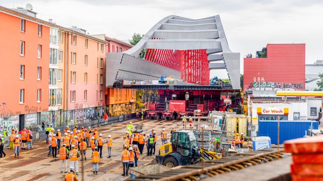 Flyttet 3700 tonns bru med hårfine marginer