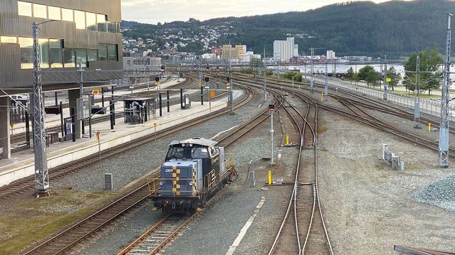 Et arbeidstog har sporet av på Rørosbanen – uvisst når den vil åpne