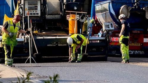 Illustrasjon av Ny asfalt skal fange farlige partikler