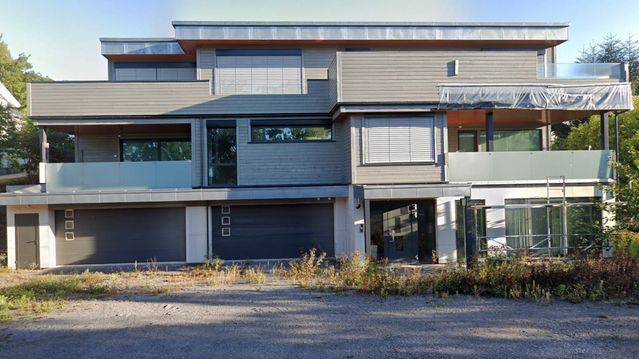 Må rive brannfarlig bygg – brann-rådgiveren går fri