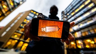 Illustrasjon av Nav sendte ham minnepinne som avslørte omfattende snoking