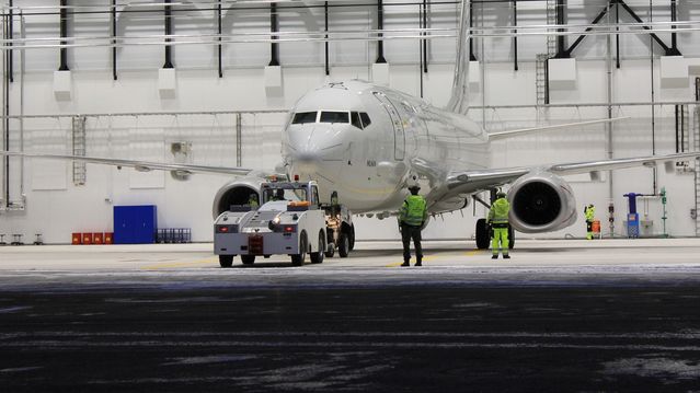 Her dyttes P-8 Poseidon inn i hangaren på Evenes for første gang