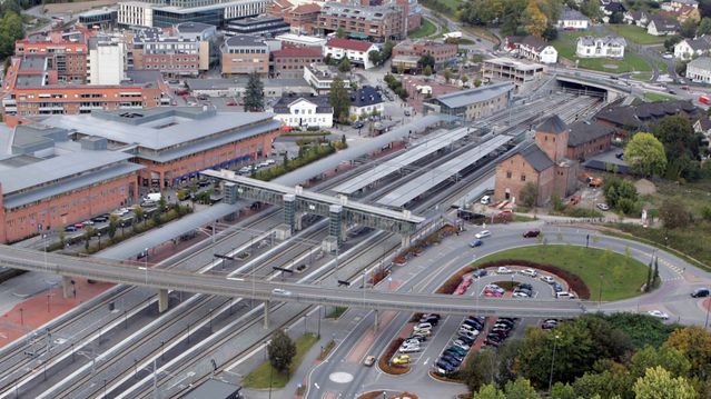 Fallende betong fra E18 kan stenge en av landets travleste togstasjoner