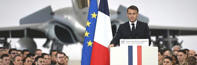 Illustrasjon av Macron advarer fransk forsvarsindustri – kan kjøpe europeisk