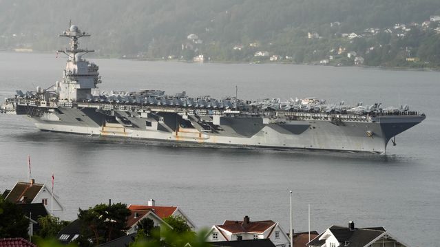 Verdens største krigsskip er på vei inn Oslofjorden