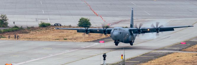 Illustrasjon av Amerikansk Hercules landet på taksebanen – med vilje