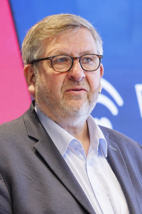 Illustrasjon av Ruter-sjefen leser gjennom alle betingelser på nett 