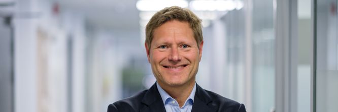 Illustrasjon av Internett og KI styrer studievalget