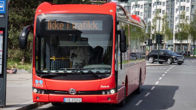 Regjeringen vurderer maksgrense for kinesiske busser – åpner for bruk av diesel