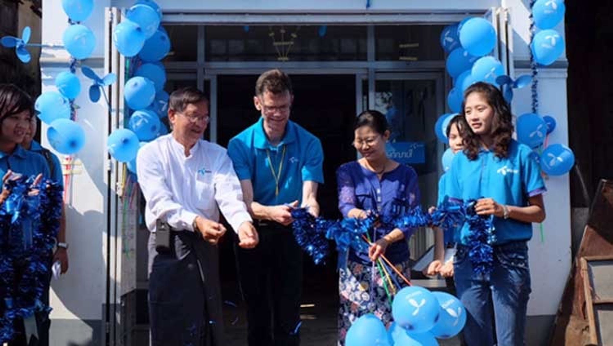 Et bilde fra lykkeligere tider i Myanmar. Dagens Telenor Norge-sjef Petter-Børre Furberg ledet Telenors inntog i Myanmar i 2013.  