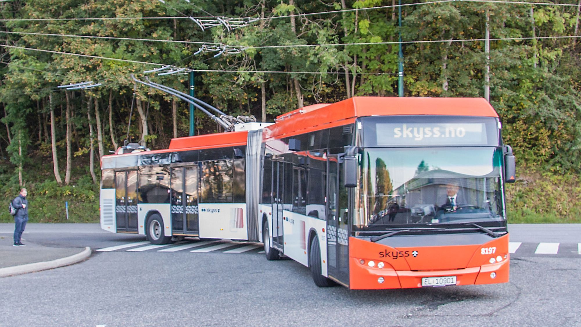 En av Bergens eldre trolleybusser av typen MAN Neoplan N6221 TG. De var 18 meter lange, og ble erstattet i 2020. (Arkivfoto)