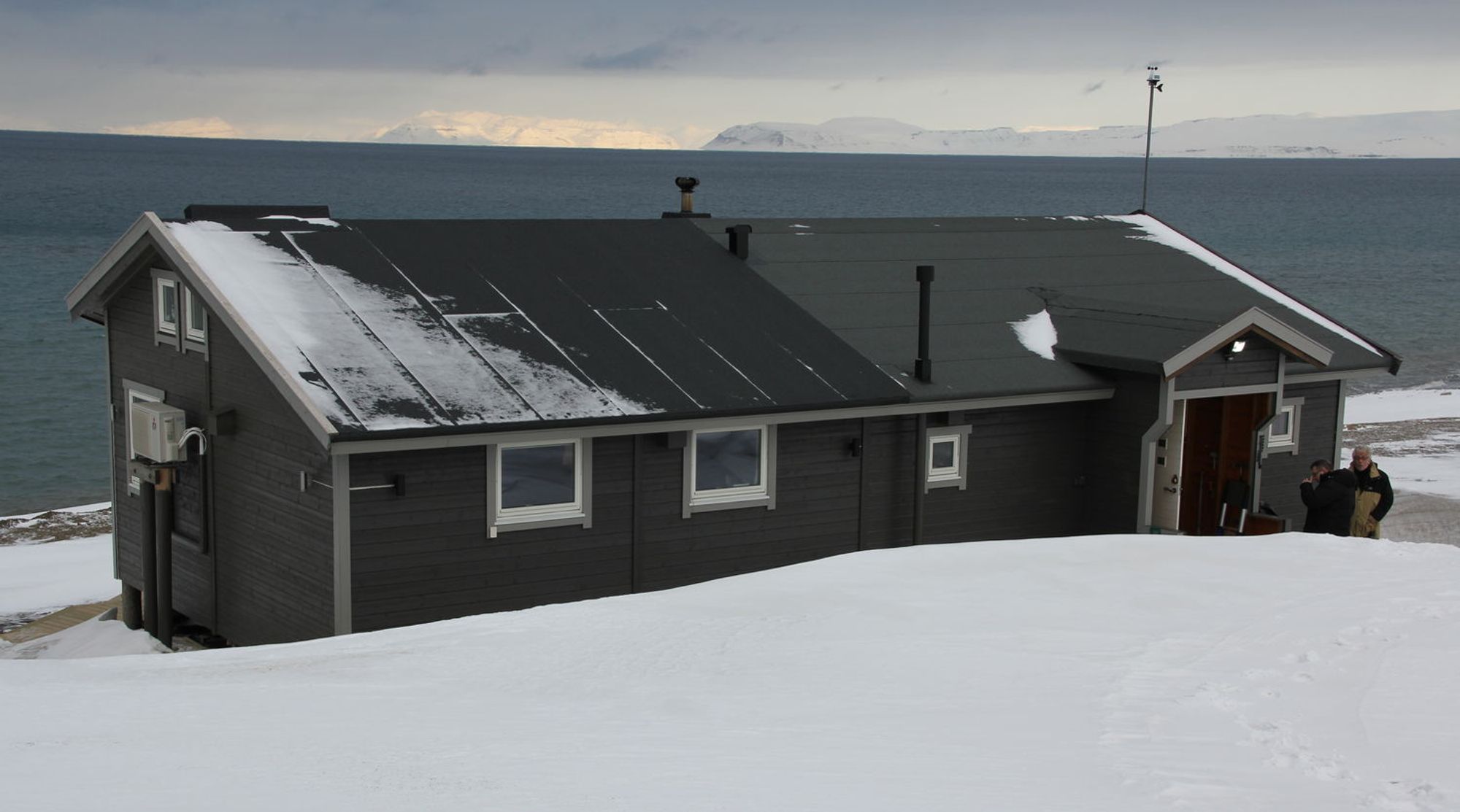 En relativt enkel hytte i naturskjønne omgivelser. Men med overraskende mye teknologi på innsiden.