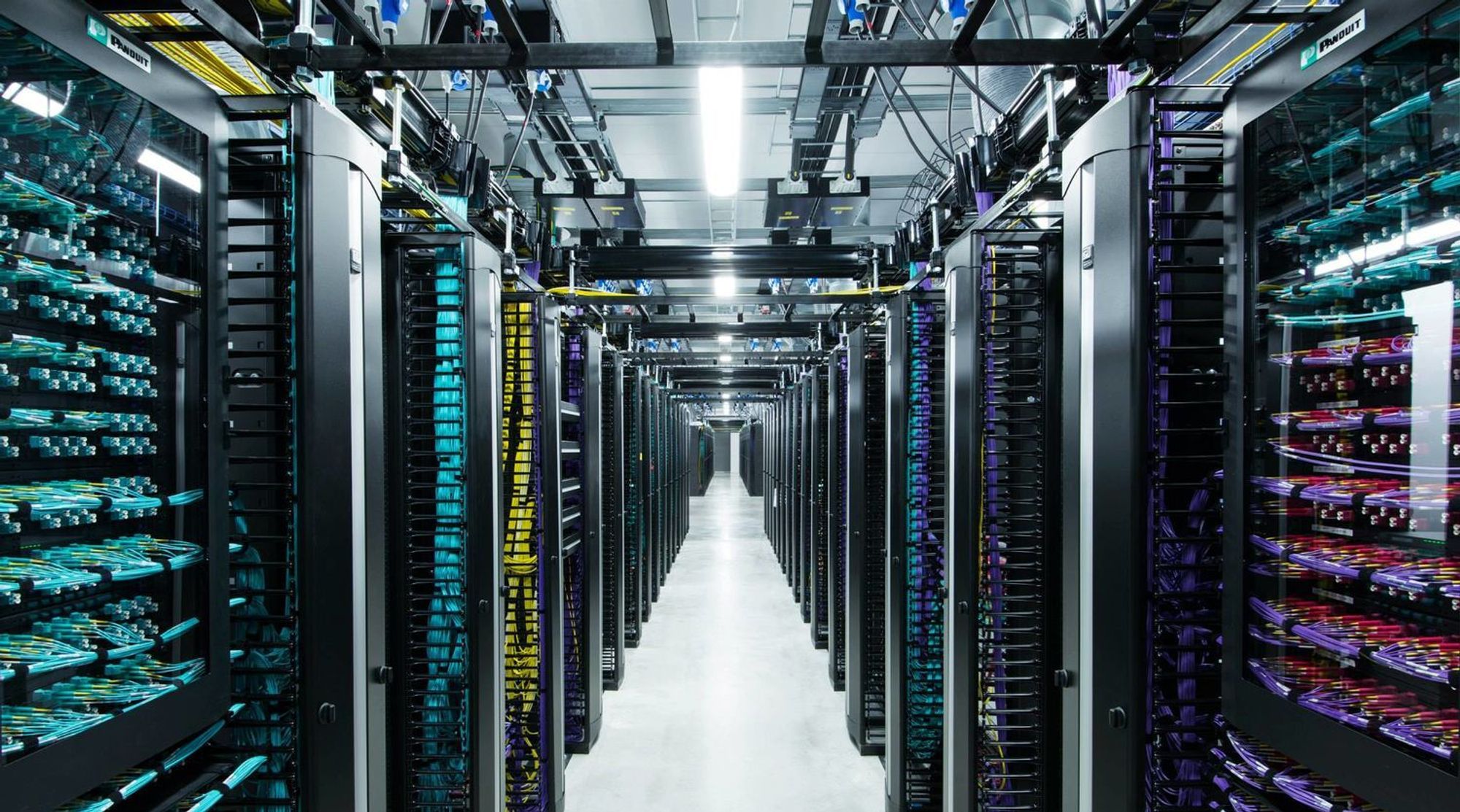 Når vi lagrer unødvendige filer, duplikater, gamle prosjekter eller e-poster, legges det et unødig press på datasentre som krever enorme energimengder. Bildet er fra Facebooks datasenter i Sverige.