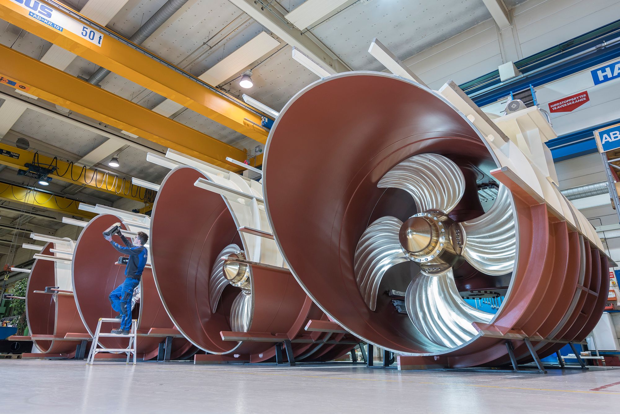 CO2-fotavtrykket blir hele 40 prosent lavere hvis jobben gjøres i Norge enn i Kina. Bildet viser fire tunnelthrustere til cruiseskip laget hos Brunvoll i Molde. 