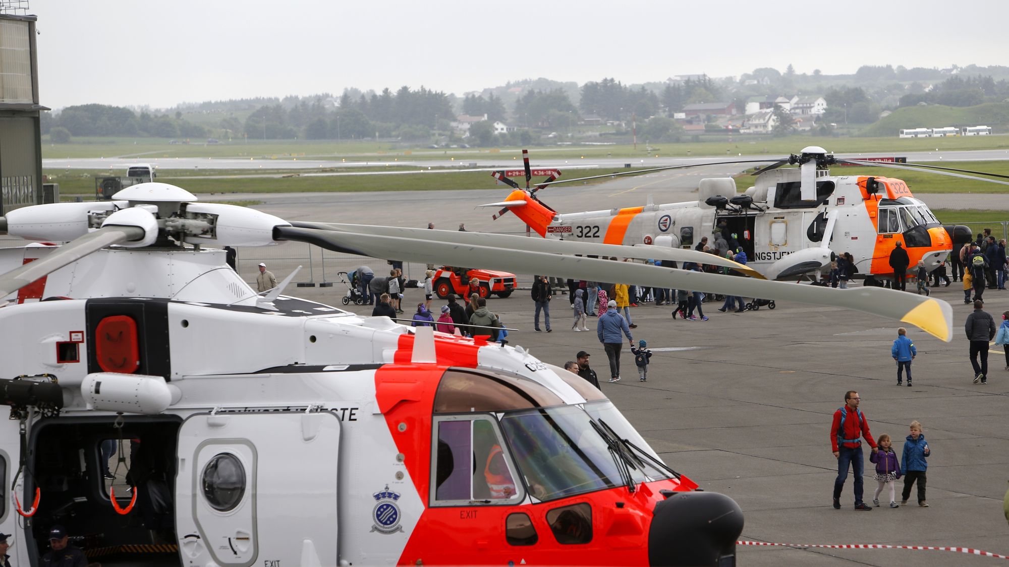 AW101 (nærmest) og Sea King på utstilling på Sola sommeren 2017.