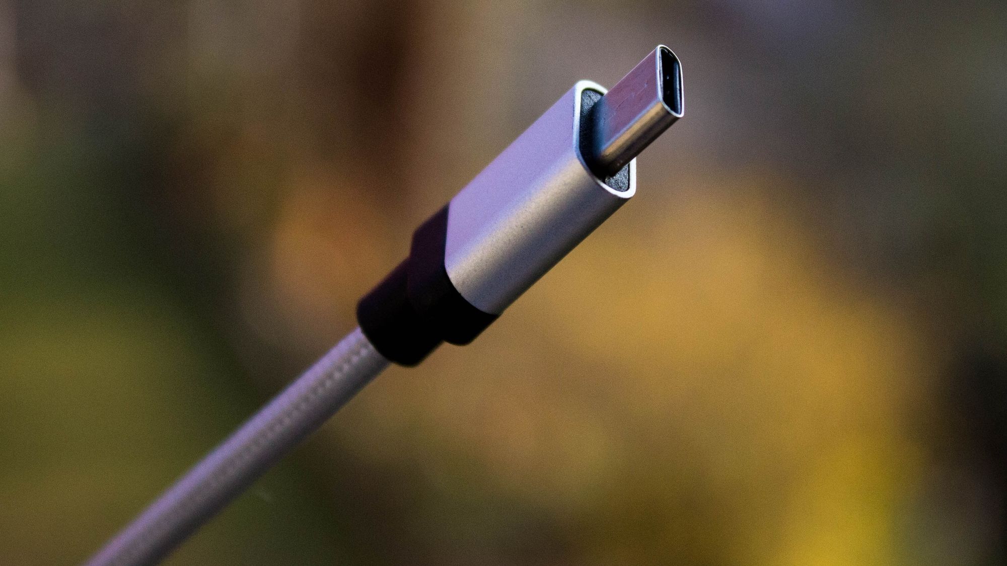 Spesielle versjoner av USB-C-kabler som dette, vil på sikt kunne levere opptil 240 watt med elektrisk effekt.