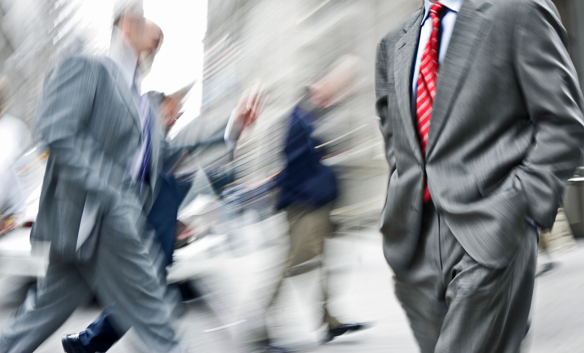 Kjenner du hviskeleken? Fra førstemann sier noe til sistemann skal gjenta det som er blitt hvisket gjennom mange ledd, har det vanligvis skjedd store endringer. Sånn er det også med fakta og språkmodeller, skriver ukas spaltist. Her hvisker Lauren Sanchez noe til Meta-sjef Mark Zuckerberg.