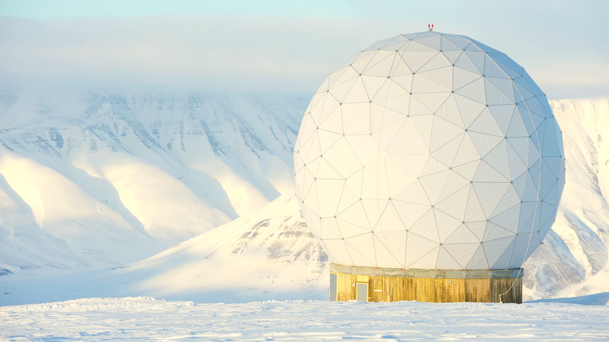 Svalsat Svalbard - Kongsberg Satelitte Services KSAT har 300 bakkestasjoner fordelt på 28 lokasjoner, deriblant på Svalbard. KSAT tar imot data og bilder og sender videre til satellitteiere. 