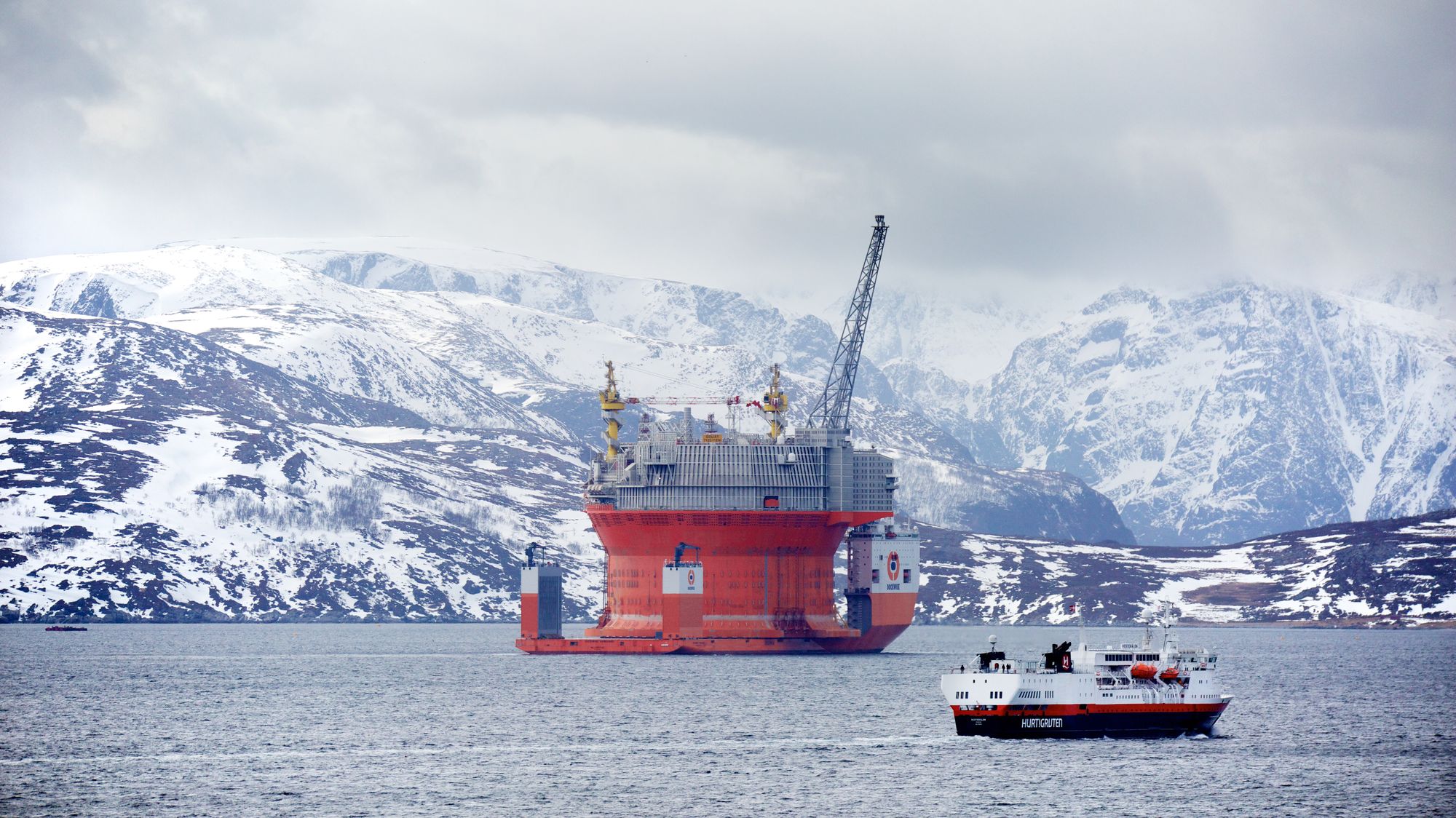 Goliat er Norges nordligste oljefelt i drift. Her ankommer plattformen Hammerfest i 2015. Hurtigruteskipet MS Vesterålen i forgrunnen.