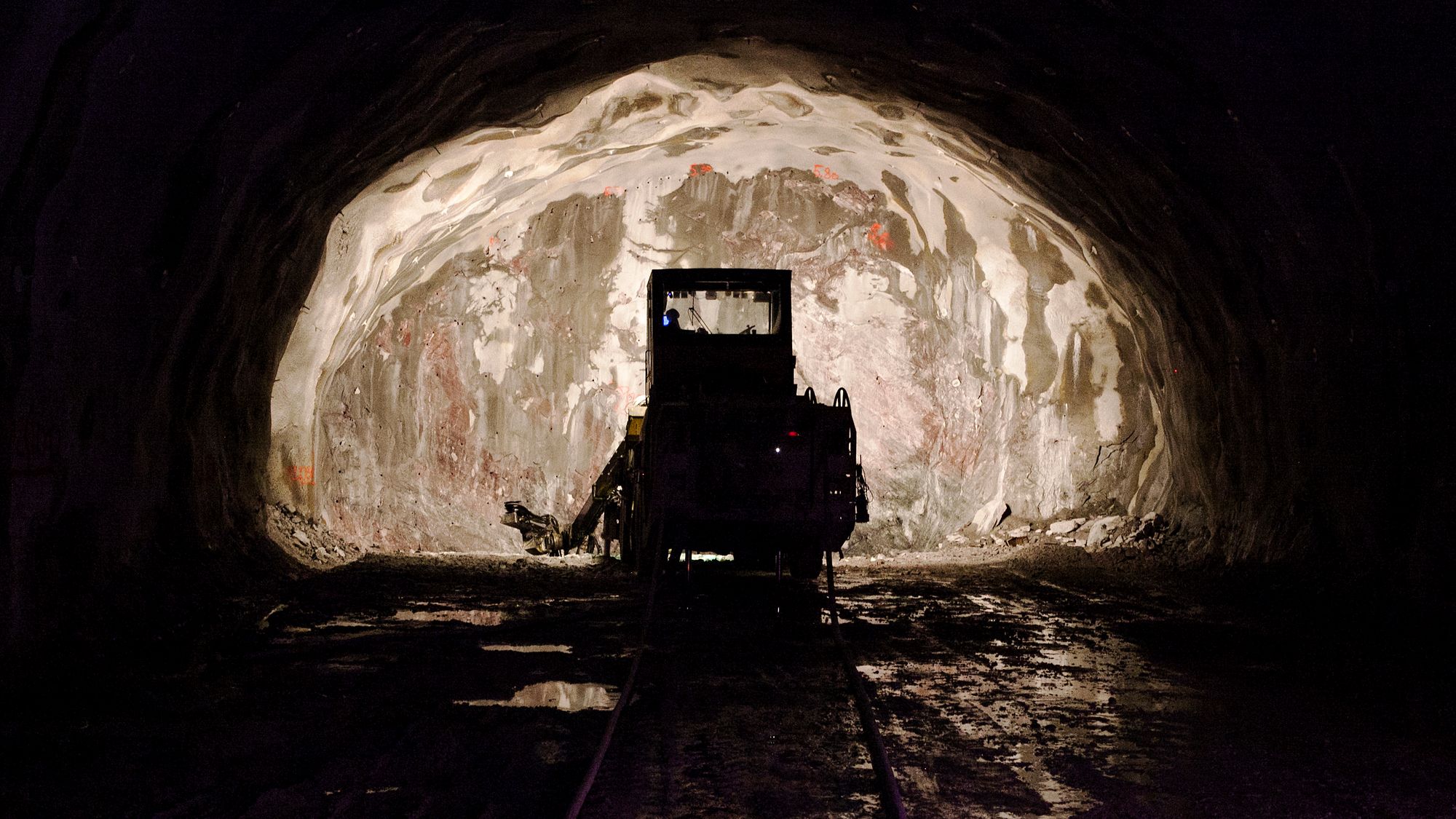 Det er like skadelig for DNAet i kroppen å jobbe med ferdigstilling av tunneler som å røyke. Nå vil forskerne bruke DNA for å forutsi risikoen for tunnelarbeidere. 