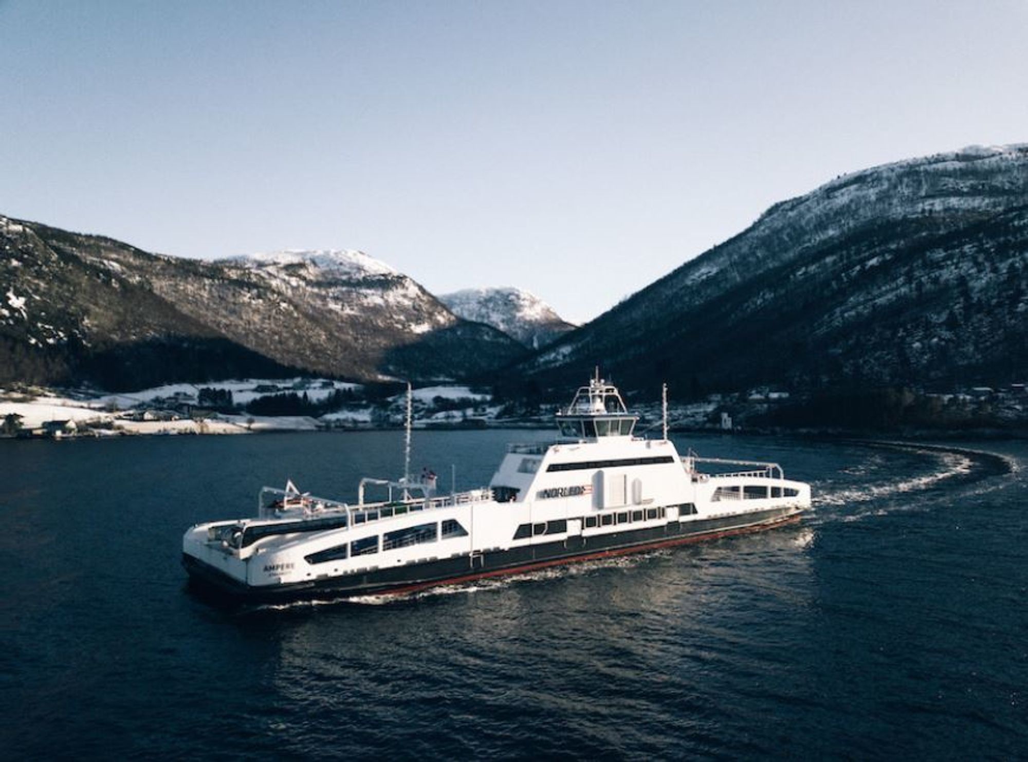 Det er nå 10 år siden den første elferja ble satt i drift over Sognefjorden. Siden den gang har Ampere krysset fjorden mer enn 100.000 ganger. 