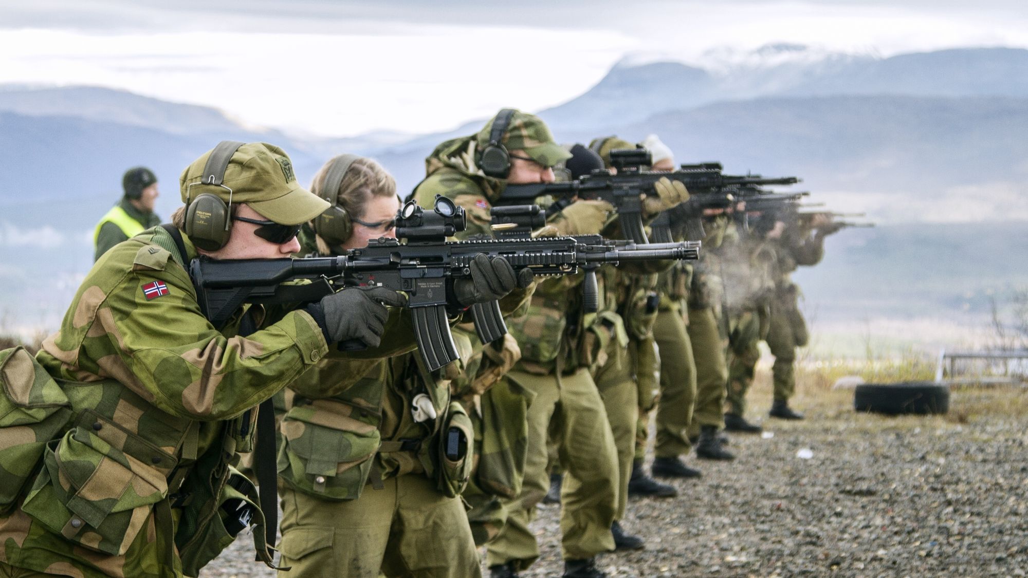 Soldater fra HV-16 øver med nye HK416 i 2016. Nå skal også resten av Heimevernet gå over fra AG3 til det nye automatgeværet.