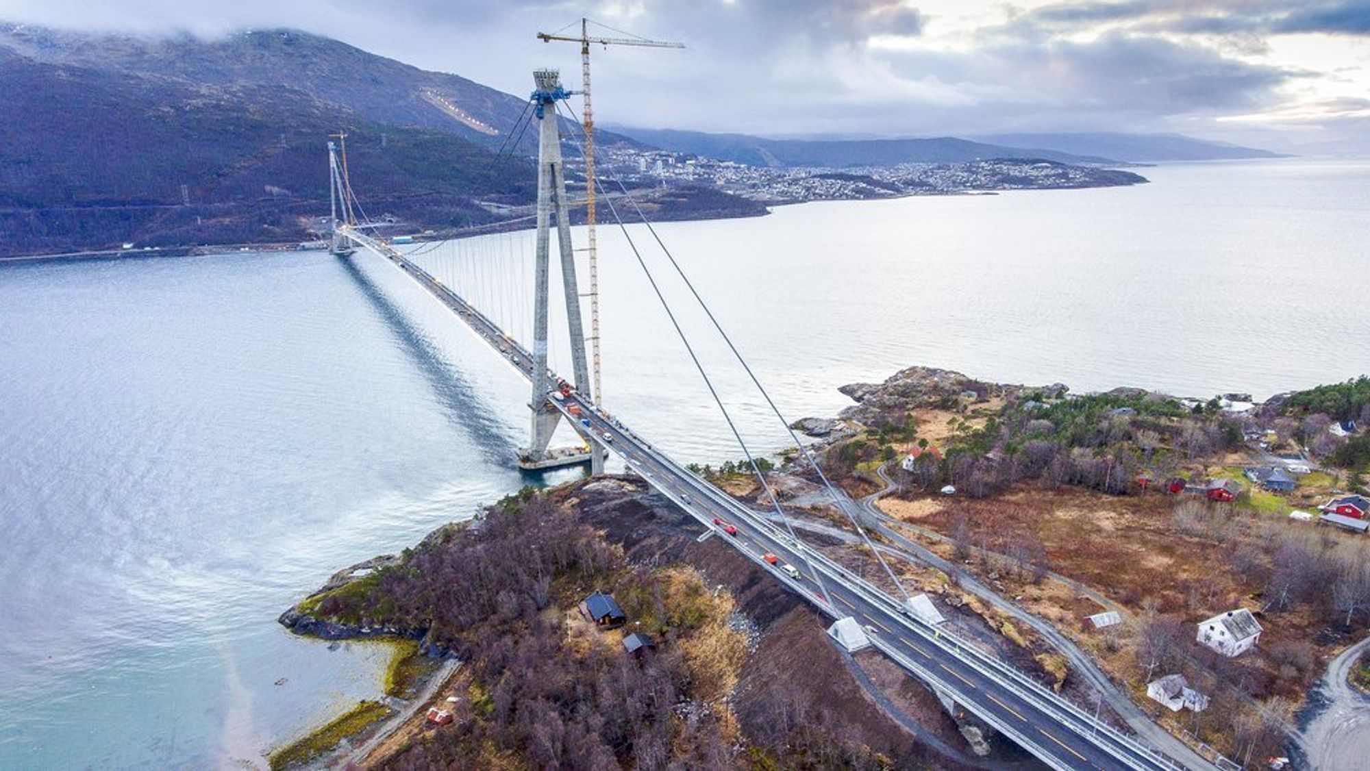 Hålogalandsbrua på E6 i Narvik blir stengt hele uke 37. Årsaken er problemer med asfalt som løsner