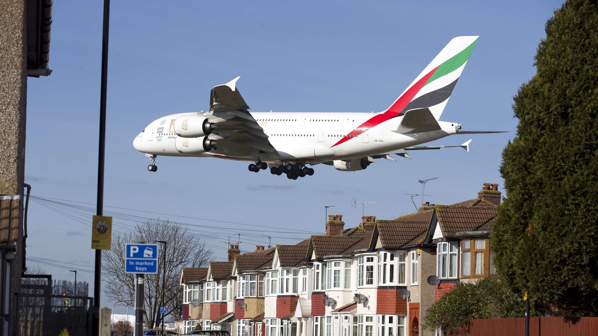 Et A380 fra Emirates går inn for landing på Heathrow i London.