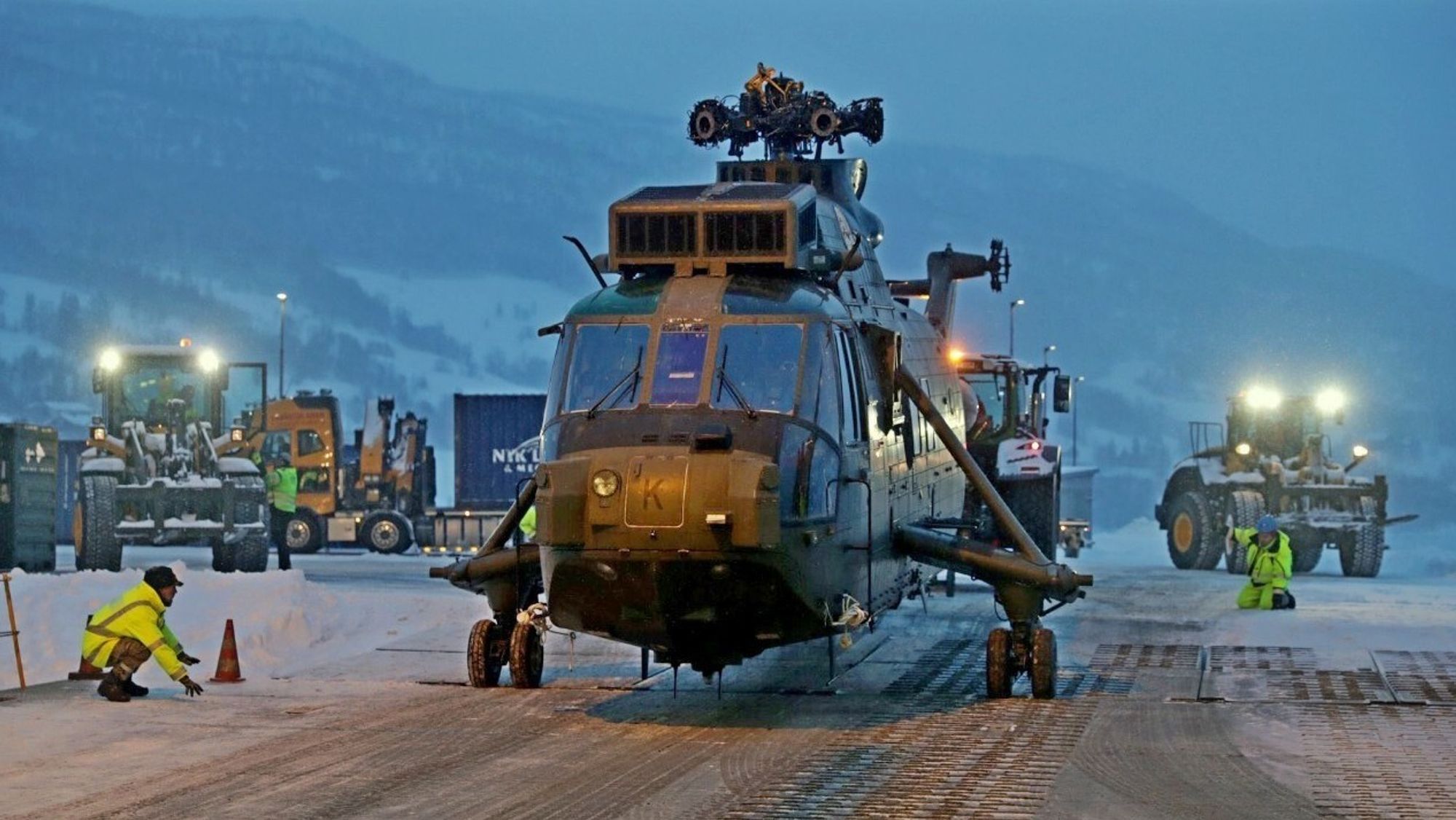 Sea King HC4-helikopteret ZE 427 etter å ha blitt losset i Sørreisa.