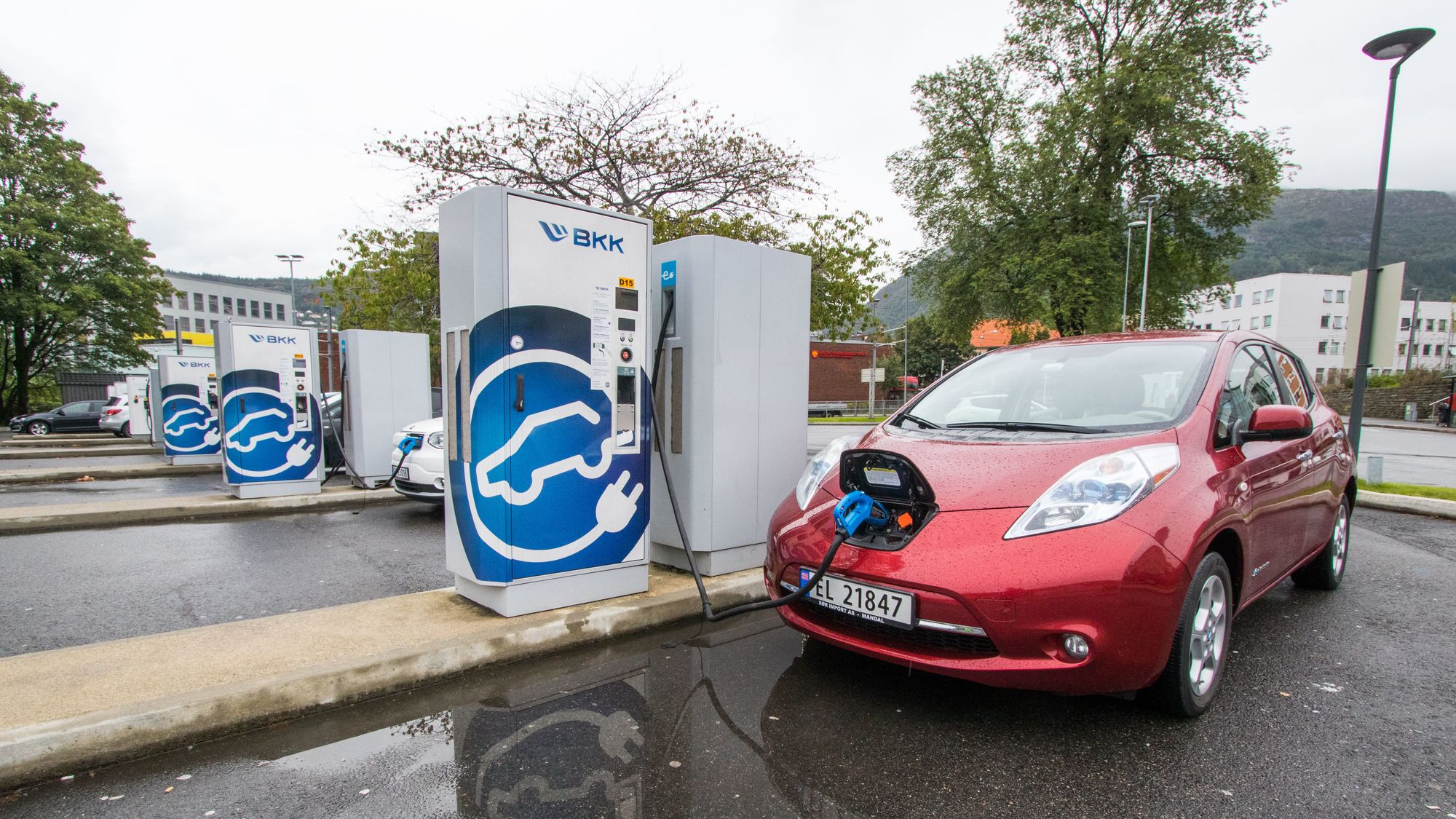 NIssan Leaf på en hurtigladestasjon.