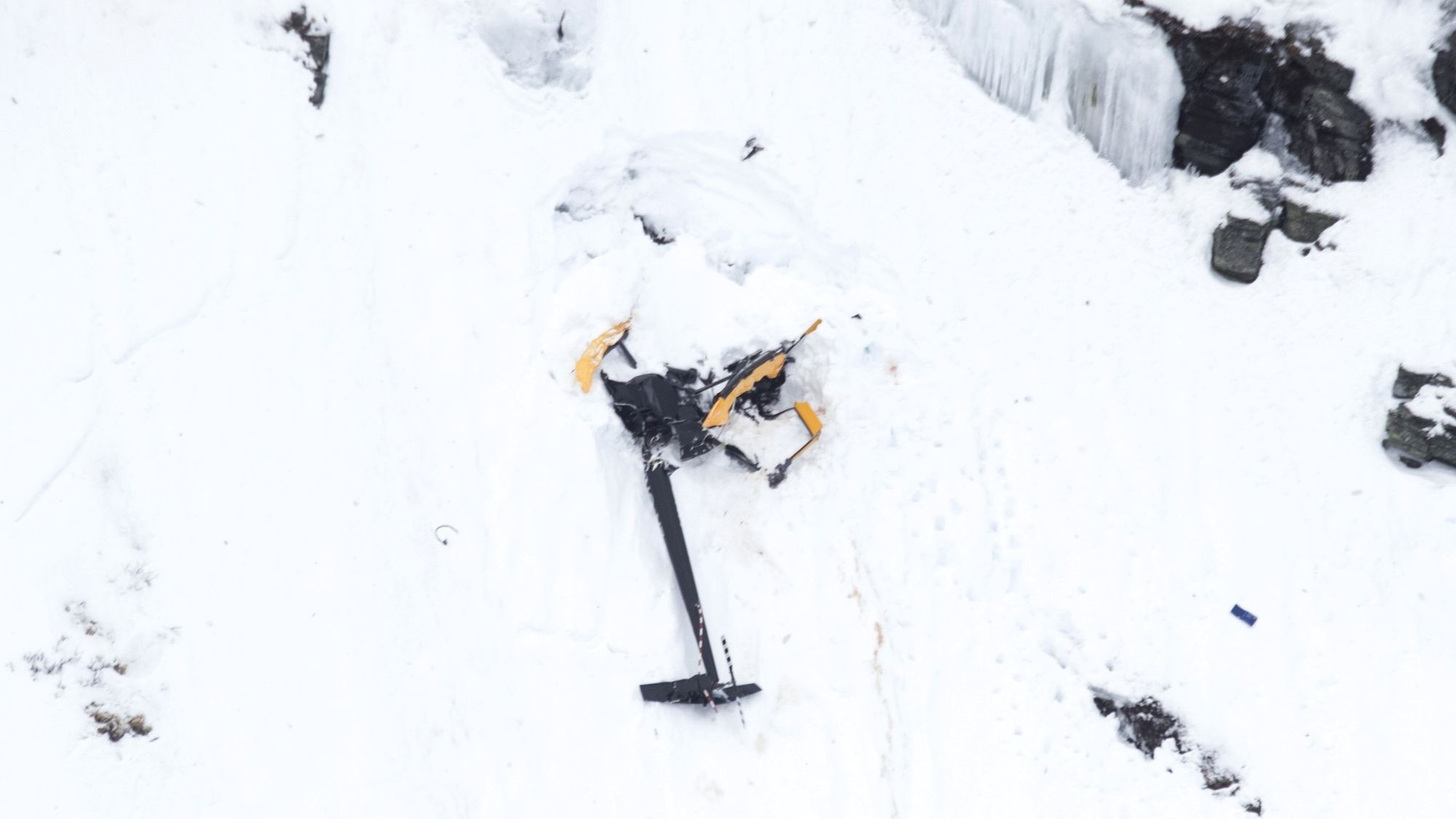 Vraket av LN-ORH tyder på at det ble fløyet med relativ stor hastighet inn i fjellsida.