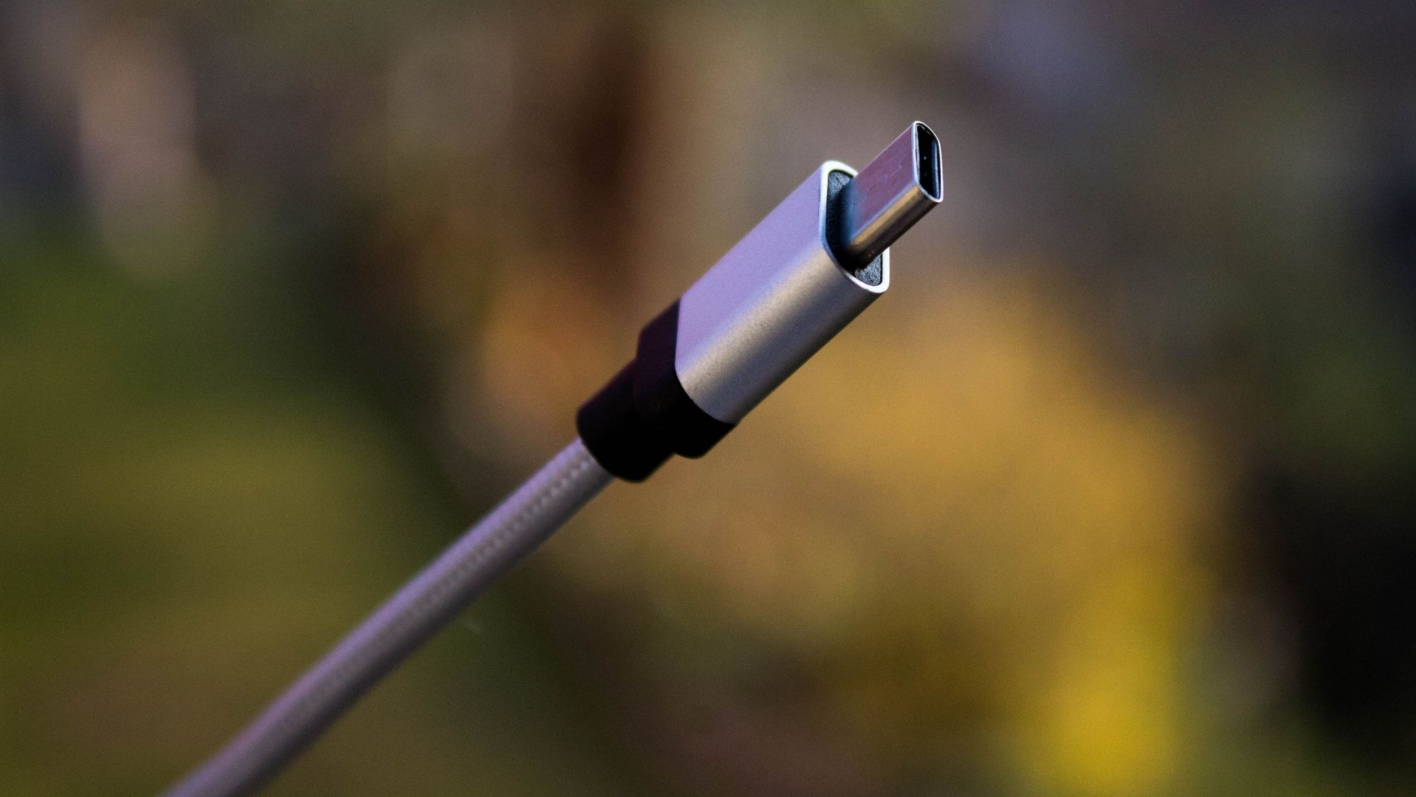 USB Type-C-grensesnittet lever videre, men det kreves spesielt sertifiserte kabler for å oppnå de aller høyeste hastighetene.