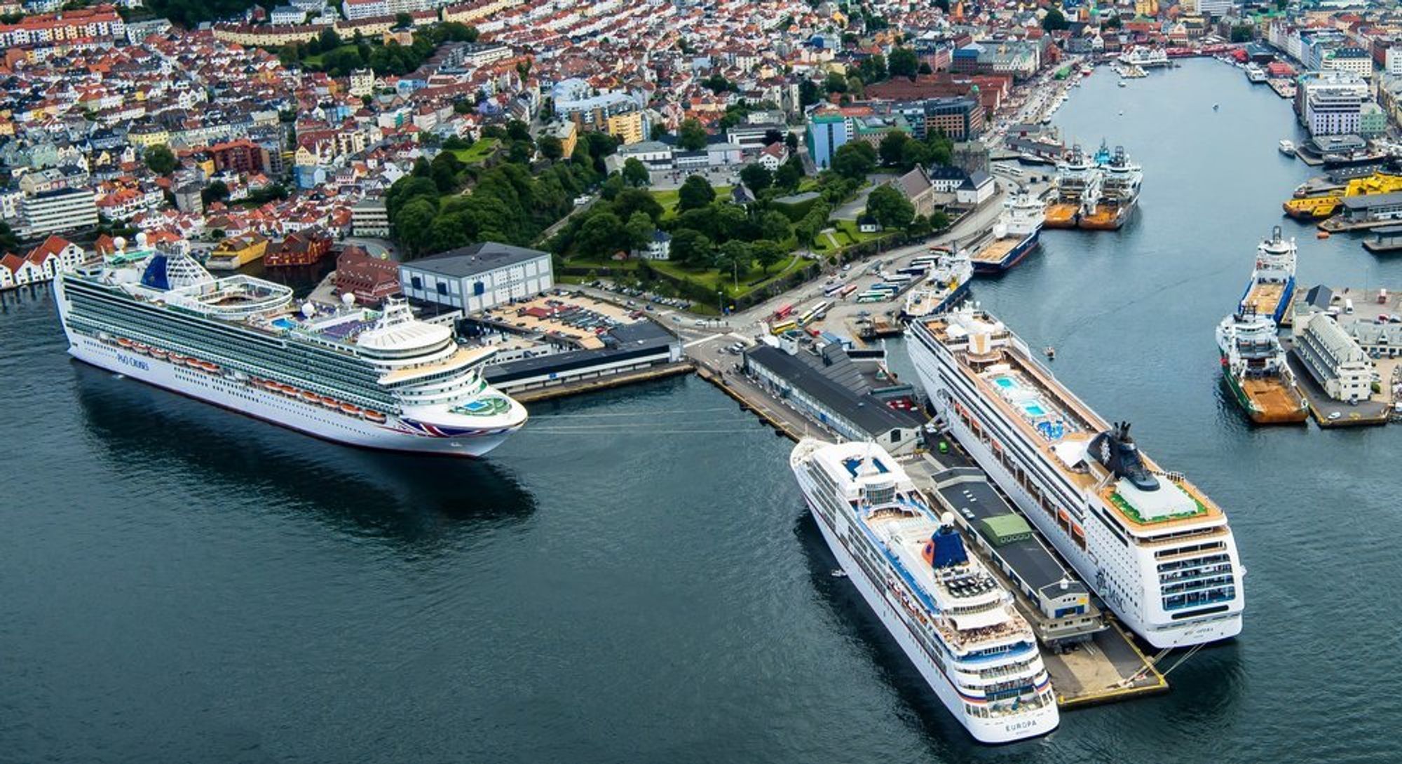 Mer enn 75 prosent av alt drivstoff i skipsfarten er tungolje, som inneholder svovel. Ved forbrenning blir oljen til svoveloksid, og gjennom eksosvasking flyttes utslippet fra luft til sjø. Bergen Havn har tatt til orde for et nasjonalt forbud mot utslipp fra eksosvasking (scrubbere).