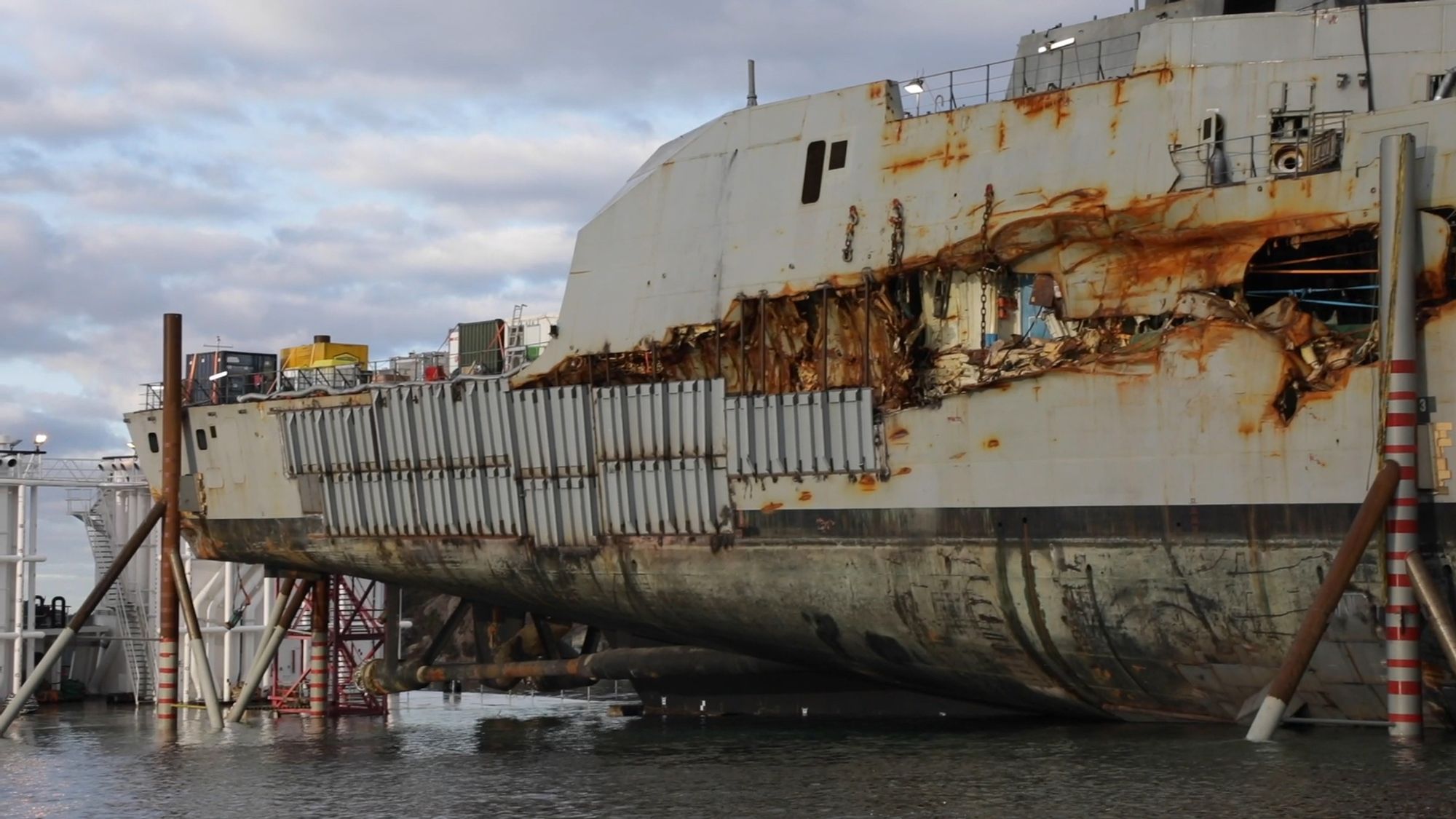 KNM Helge Ingstad sank etter kollisjon med tankskipet TS Sola. Her fra bergingen i mars 2019.