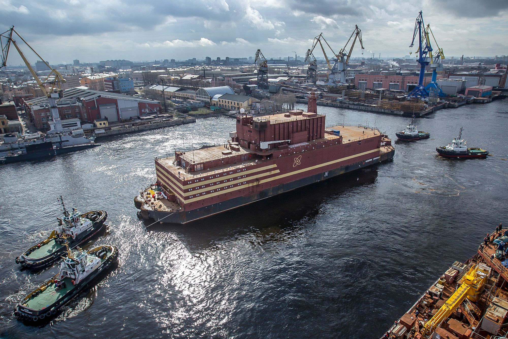 Akademik Lomonosov er fortøyd i Pevek i Øst-Sibir og er hovedkilden til strøm i området, ifølge energiselskapet Rosatom. Atomkraftverket har to reaktorer og kan produsere 70MWp elektrisk energi og 300MW varme.