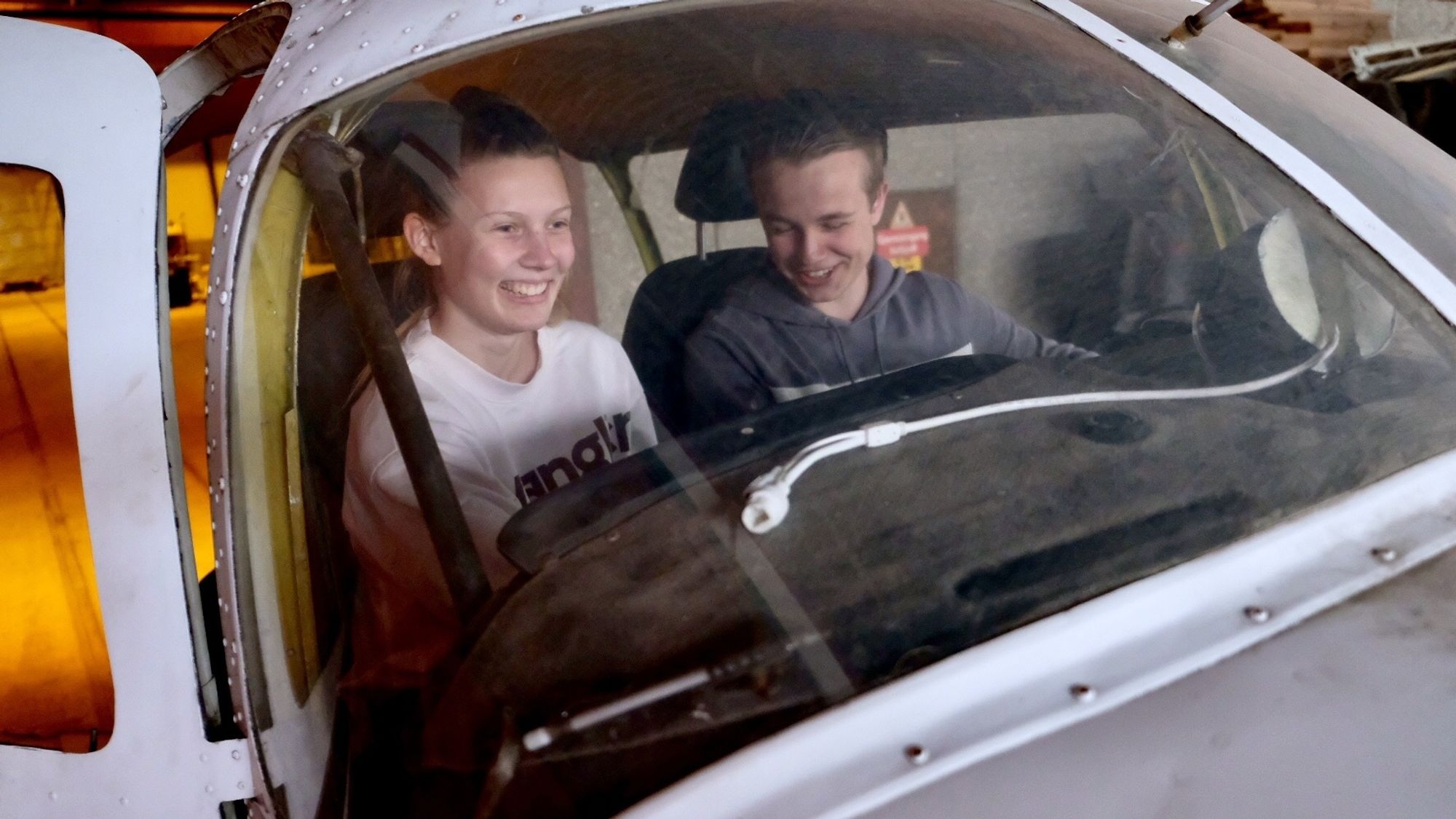 Camilla Hugøy og Victor Urnes i flysimulatoren som er bygd i et gammelt flyskrog etter en to-motors Piper Aztec 23.