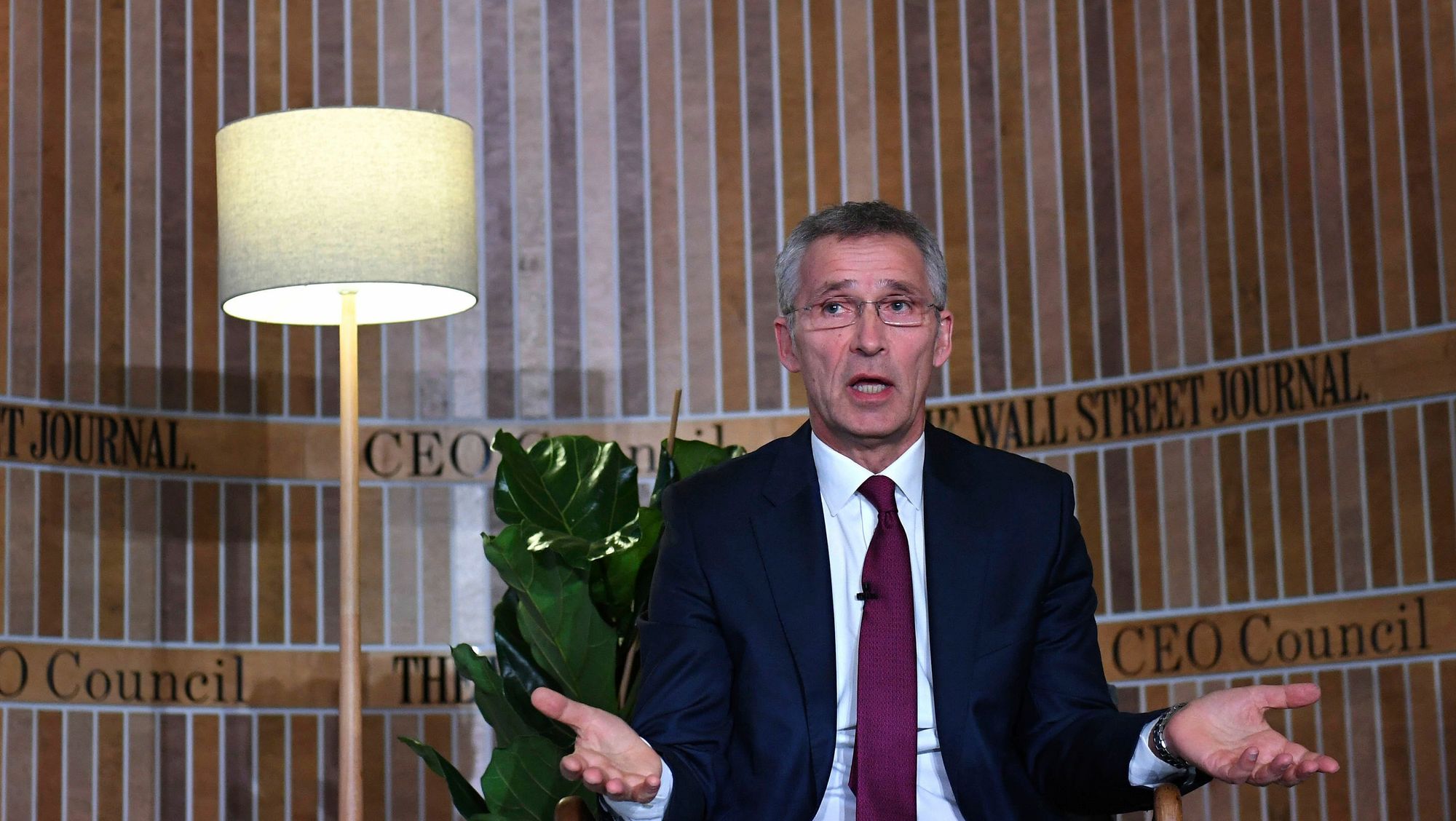 NATOs generalsekretær Jens Stoltenberg løfter fram cyber som et viktig satsingsområde for de allierte. Bildet er fra et møte med Wall Street Journal i London 14. mai. 