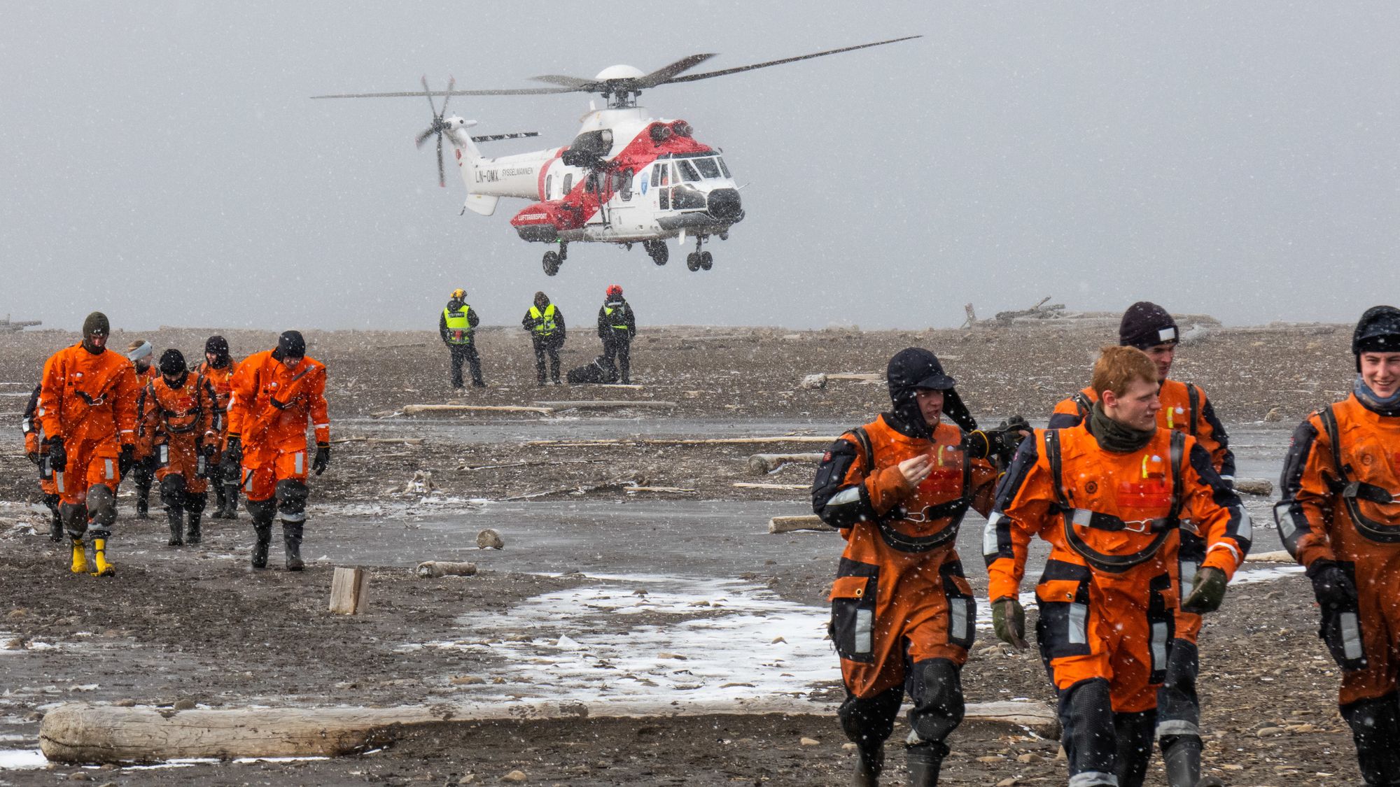 Her går markørene i land etter å ha blitt evakuert fra KV Svalbard. Her venter nye utfordringer, som kulde og isbjørnfare. MRO svalbard