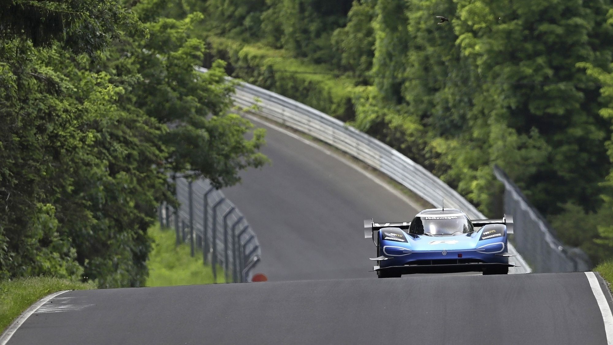 6 minutter, 5 sekunder og 336 tusendeler. Det er den nye rekorden for helelektriske biler på Nürburgrings Nordschleife.