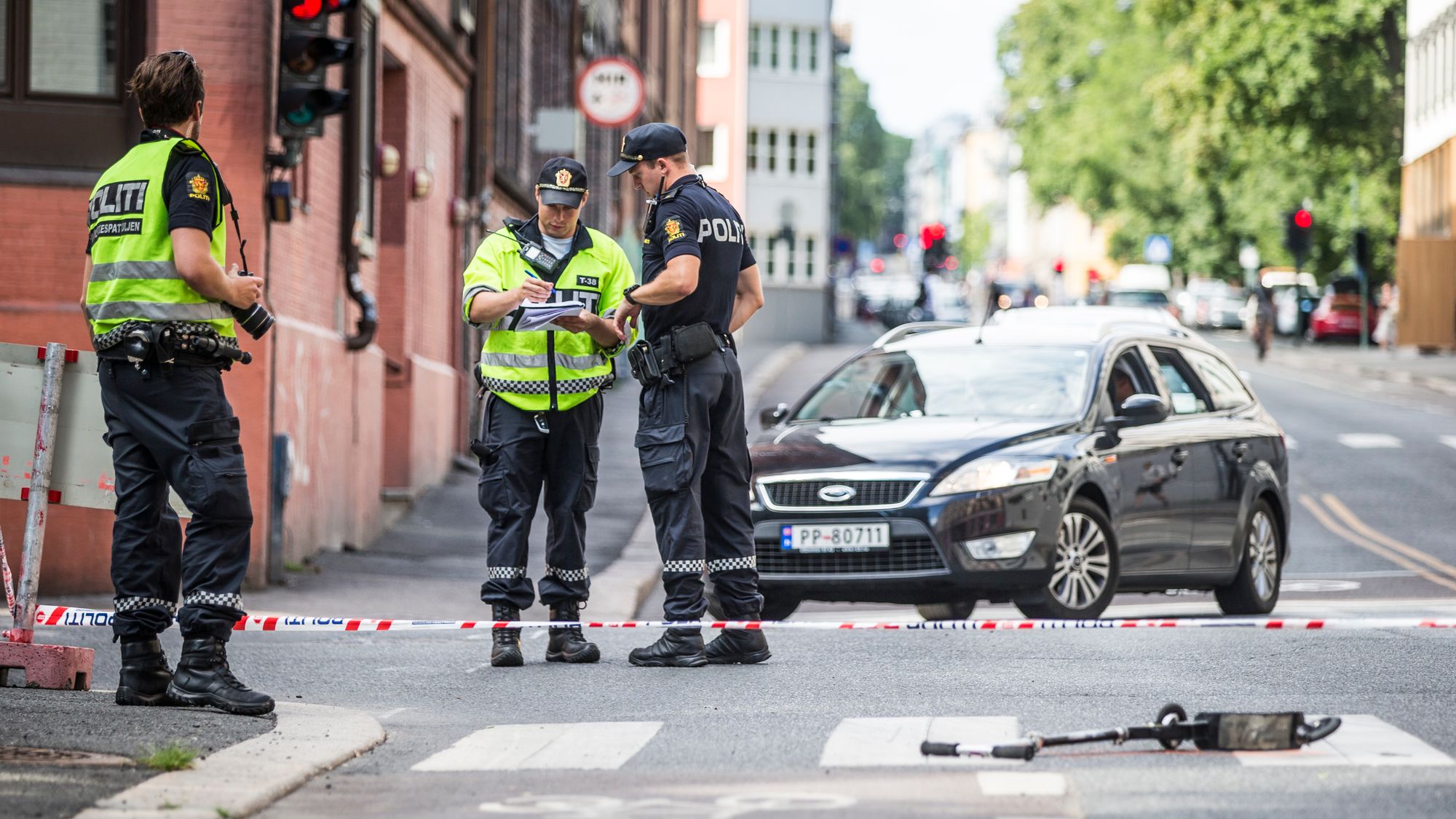 Et unntak fra normalen: Politiet på stedet i Oslo der en gutt på sparkesykkel ble påkjørt av en politipatrulje under utrykning i fjor sommer.