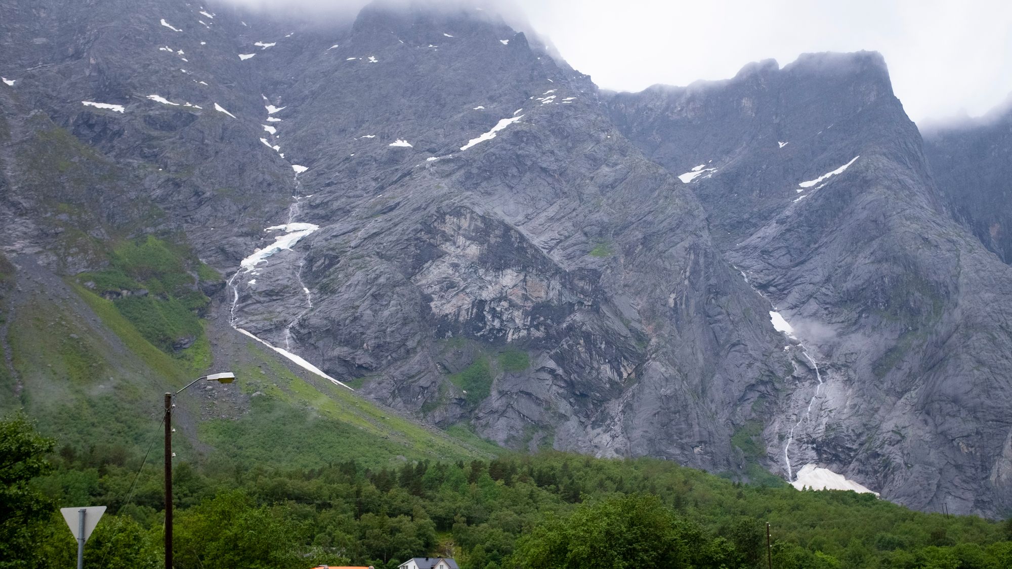 NVE opplyste i forrige uke at direktoratet vurderer å etablere en sikringsvoll. Planen er å sette i gang byggingen i løpet av vinteren og våren 2020 dersom ikke større biter av fjellet raser i løpet av høsten.