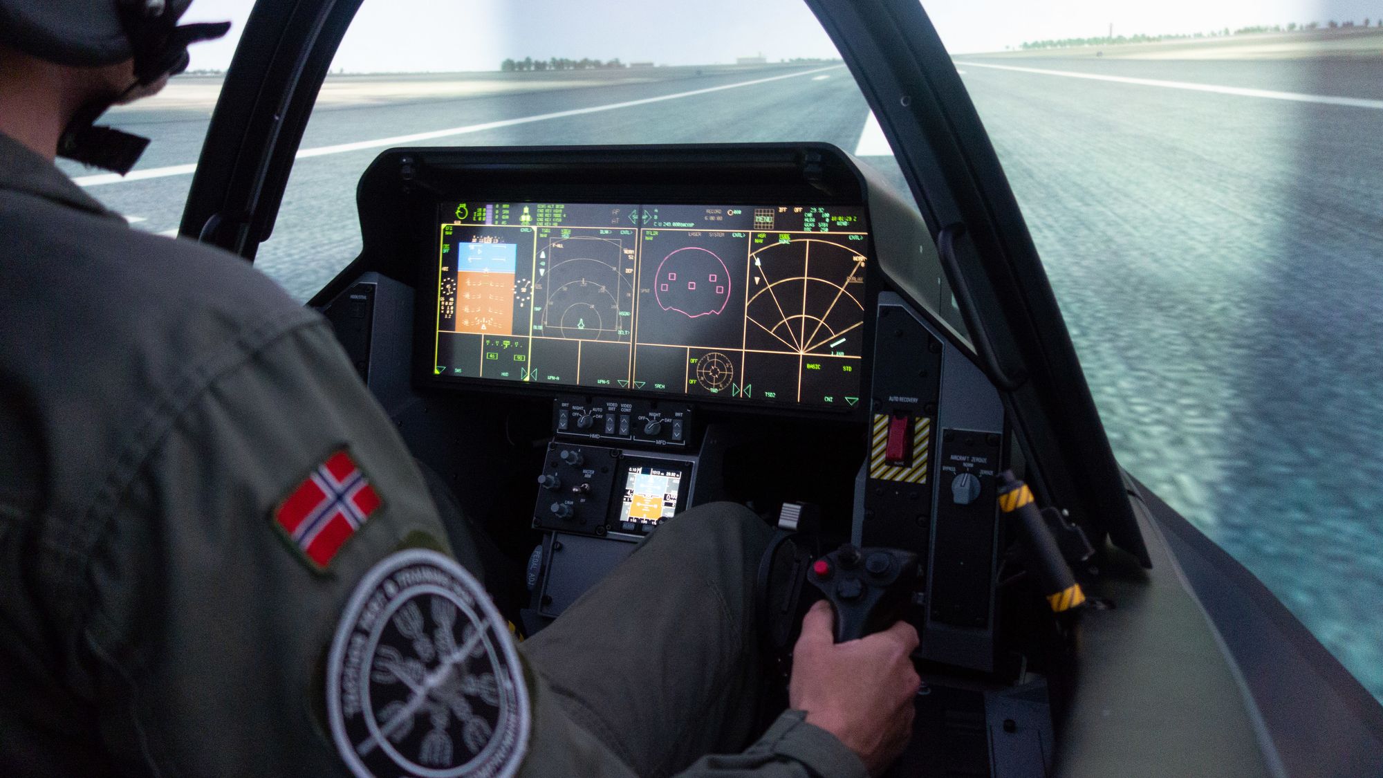 Dette er et av de første bildene som er tatt av en norsk F-35-simulator.